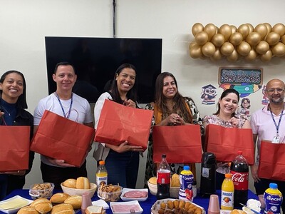 ✨ Em comemoração ao Dia dos Professores, nossos educadores receberam um mimo especial do Lopes Supermercados! 💙