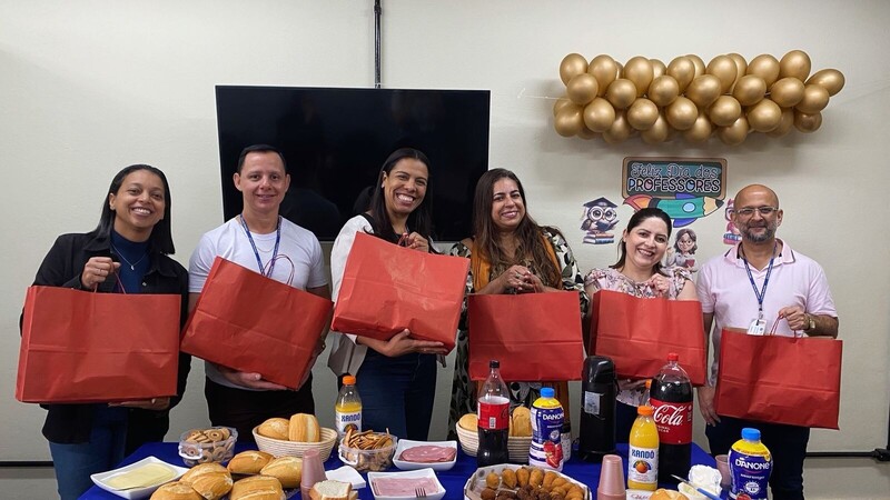 ✨ Em comemoração ao Dia dos Professores, nossos educadores receberam um mimo especial do Lopes Supermercados! 💙