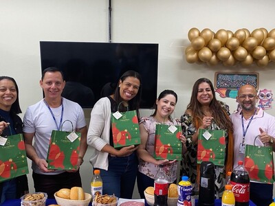 🎁💛 Nossos professores receberam um mimo especial preparado com muito carinho pela Neide, Cida e Alex! 🌸