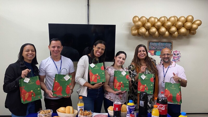 🎁💛 Nossos professores receberam um mimo especial preparado com muito carinho pela Neide, Cida e Alex! 🌸