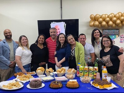 Comemoração em homenagem ao Dia dos Professores, com o apoio especial do Supermercados Lopes e da Cantina da Escola! 💙🍎