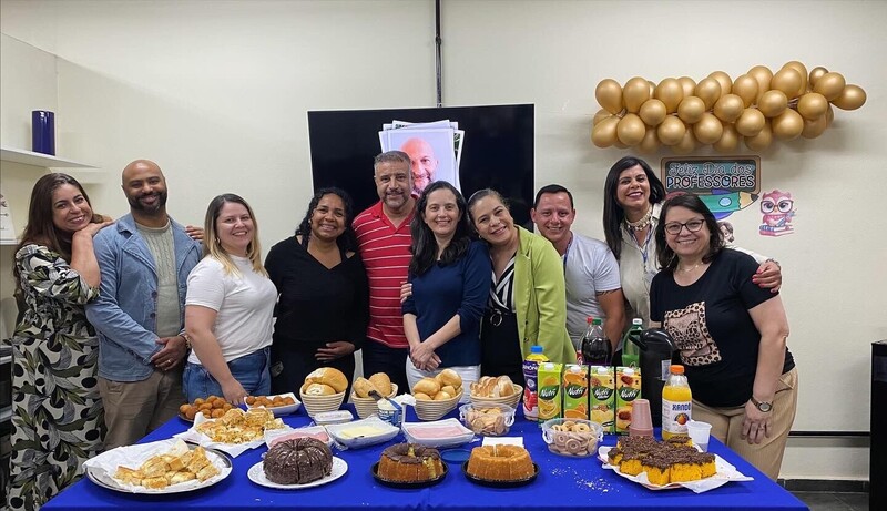 Comemoração em homenagem ao Dia dos Professores, com o apoio especial do Supermercados Lopes e da Cantina da Escola! 💙🍎