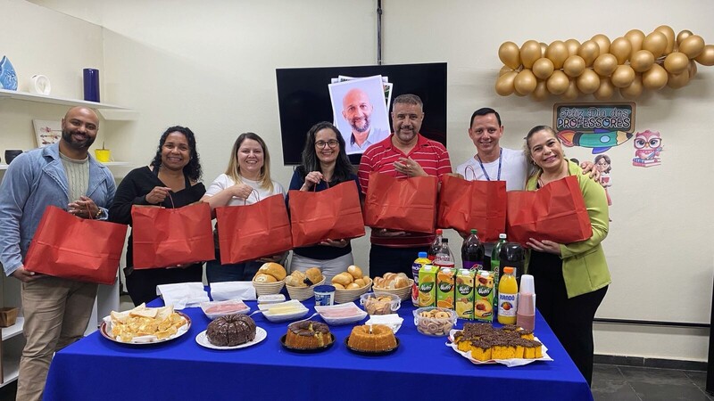 Nossos professores receberam um mimo especial oferecido pelo Supermercados Lopes! 🎁✨