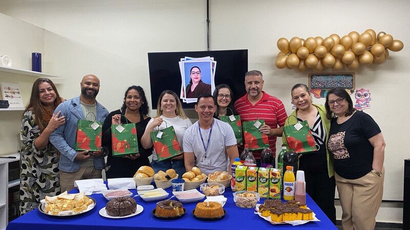 Nossos professores também foram presenteados com mimos cheios de carinho da Neide, Cida e Alex! 💐💙
