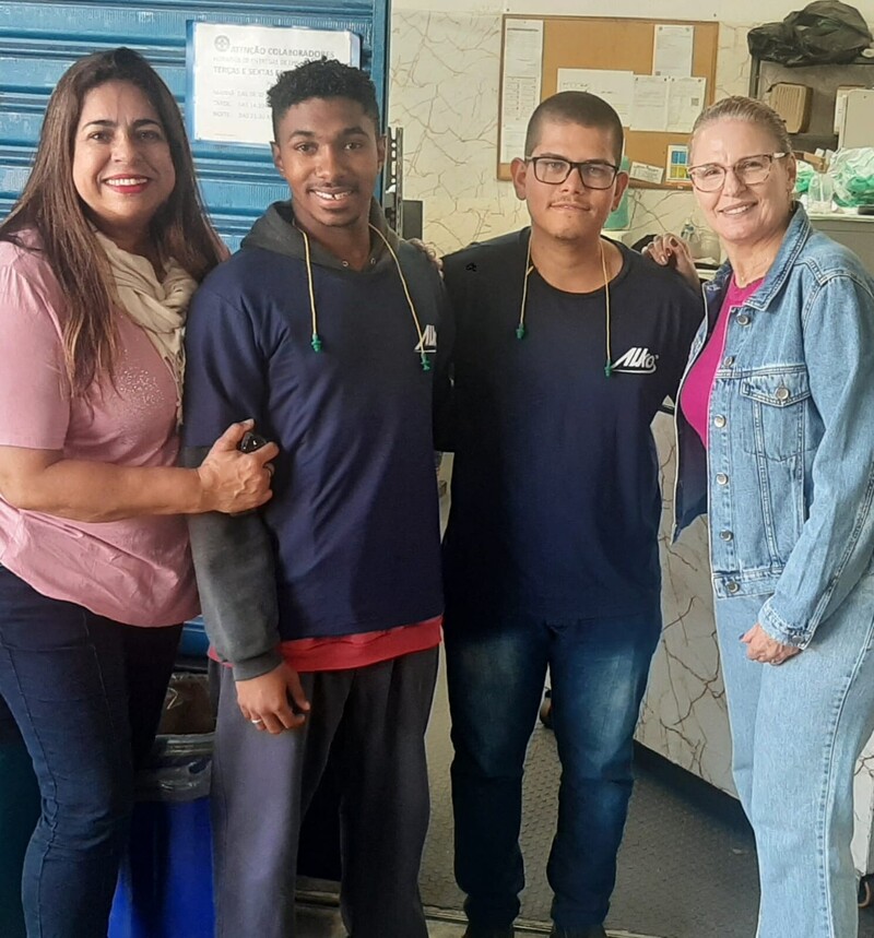 Na última sexta-feira, dia 24/10, pela manhã, nossa diretora Neide Oliveira esteve com a equipe de RH e os jovens aprendizes da empresa Alko 🤝✨
